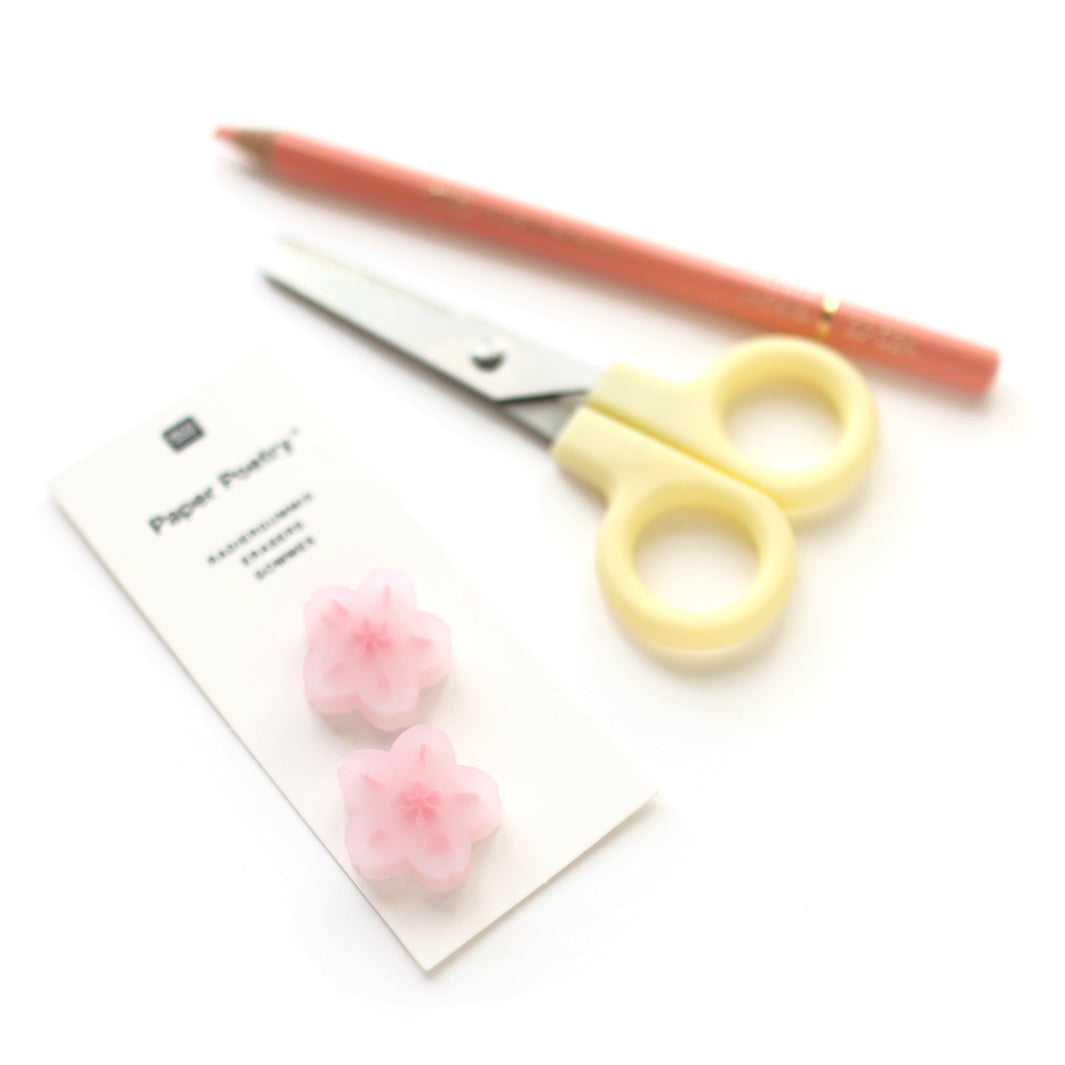 photo packshot d'une vue de la taille de la gomme fleur de cerisier rose clair rico design