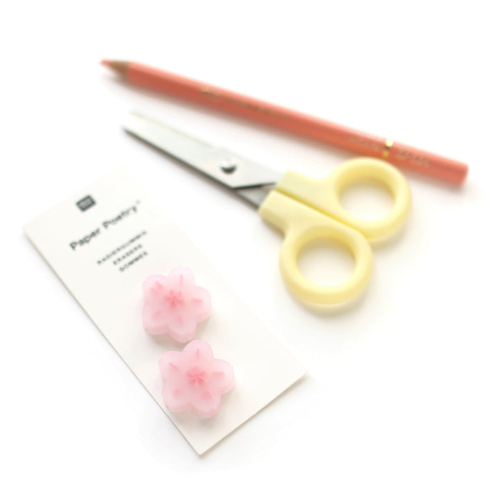 photo packshot d'une vue de la taille de la gomme fleur de cerisier rose clair rico design