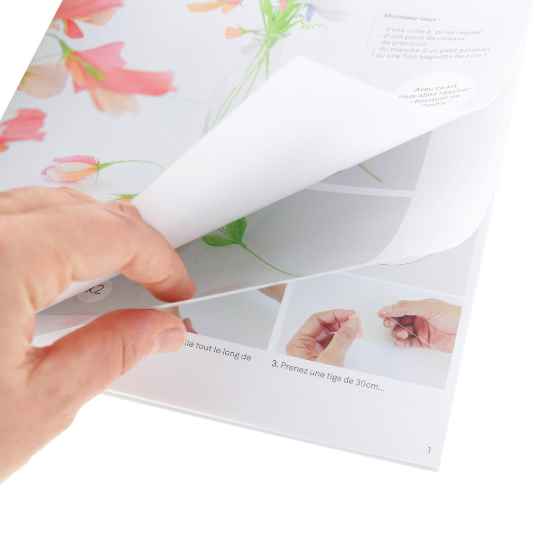 photo packshot zoomé du livret explicatif du kit bouquet pois de senteur en crépon dans les tons rose clair, rose fuschia, mauve, bleu et vert adeline klam