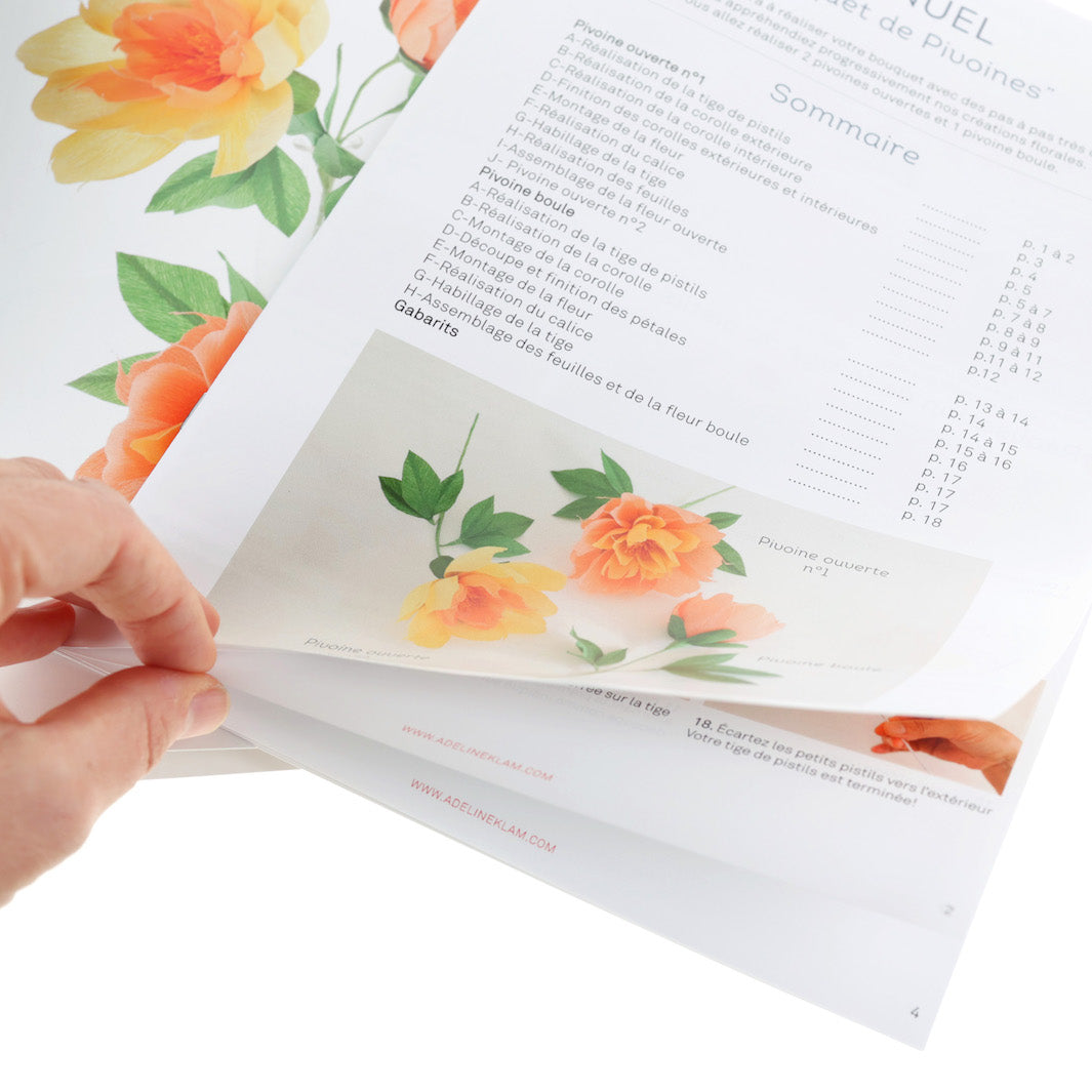 photo packshot du manuel et du matériel du kit bouquet de pivoine jaune, orange, saumon et vert adeline klam
