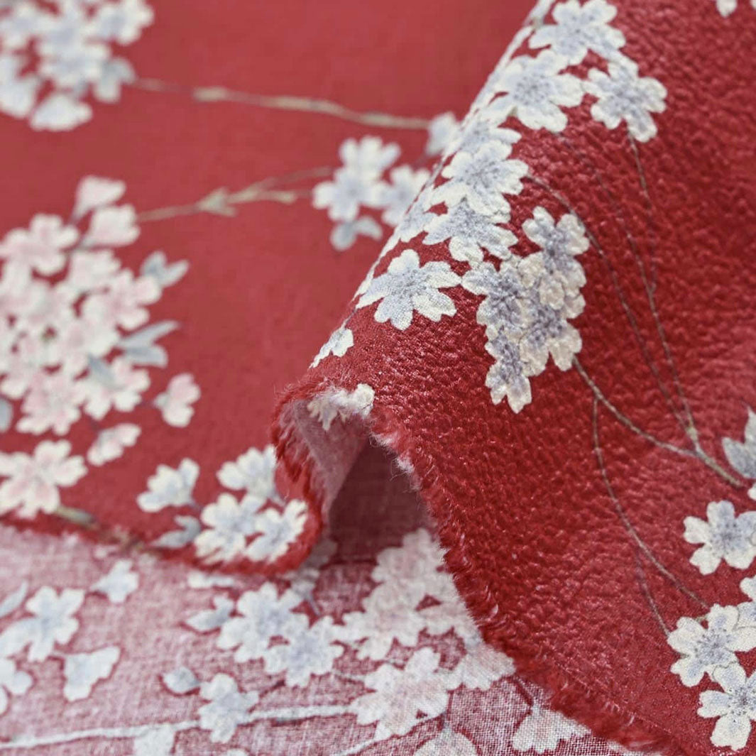 photo packshot zoomée d'un détail du tissu japonais aux motifs de fines branches de fleurs de cerisier dans les tons rouge sombre, gris clair et rose pâle T358