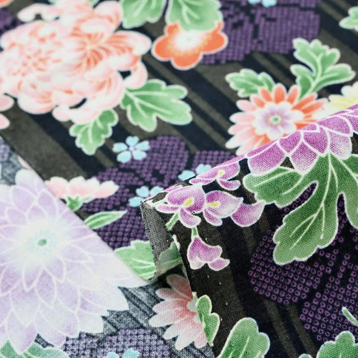 photo packshot du tombé du tissu japonais aux motifs de chrysanthèmes, de pivoines, de fleurs de prunier et de cerisier dans les tons noirs, violets, corail, turquoise et jaune T549