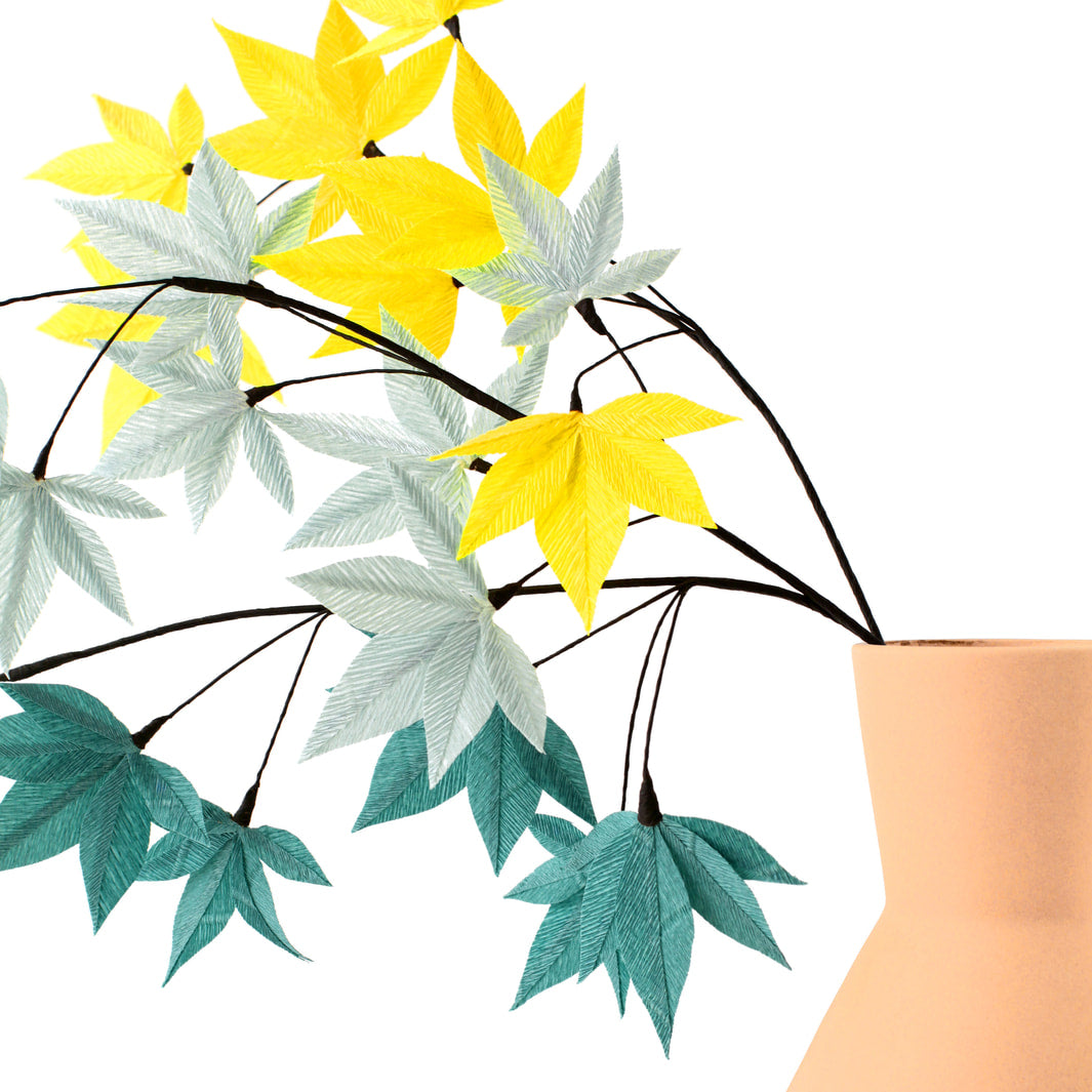 photo packshot zoomée du feuillage monté du kit 3 branchages de feuilles d'érable en crépon dans les tons jaune acidulé, bleu gris et bleu canard « acidulé » adeline klam