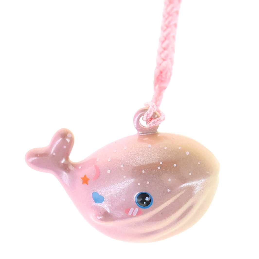 photo packshot zoomée d'un porte-clefs en forme de baleine de couleur rose et jaune nacré