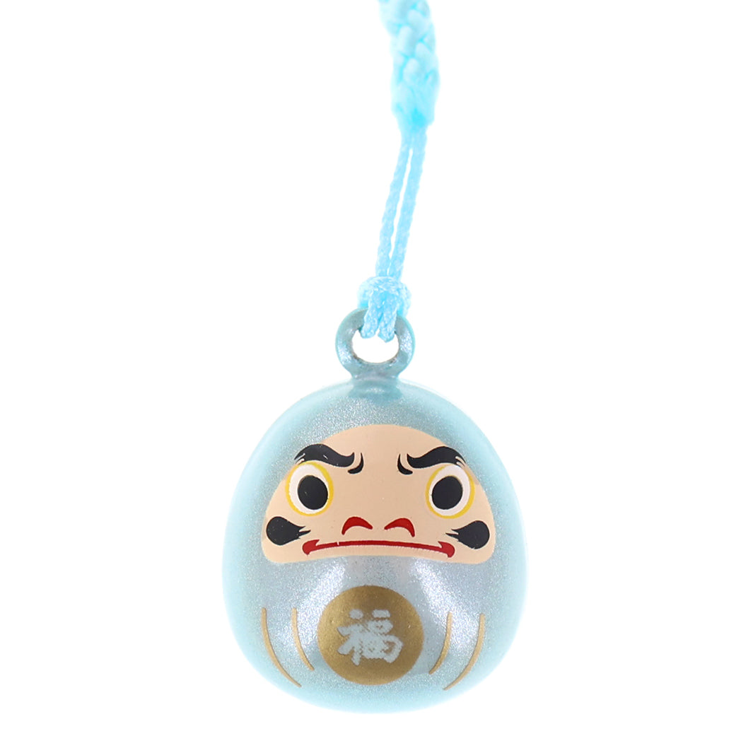 photo packshot zoomée d'un porte-clefs en forme de daruma de couleur bleu ciel nacré