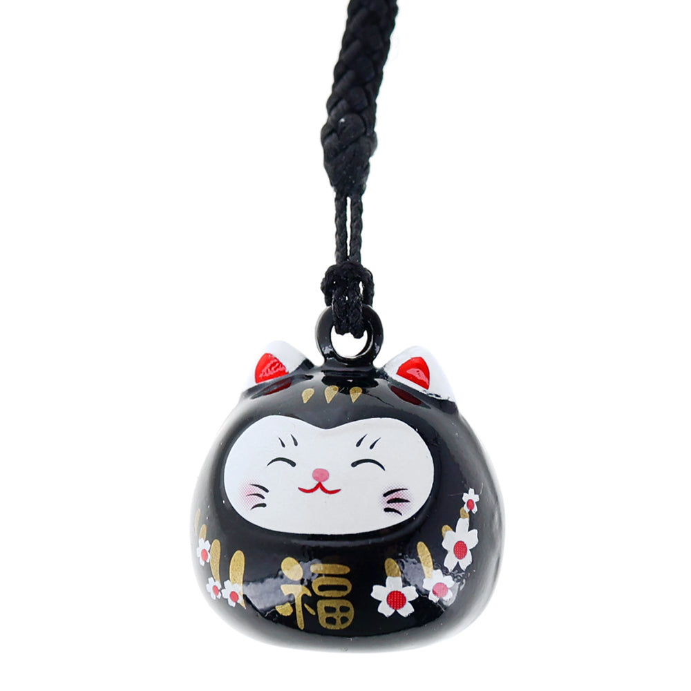 photo packshot zoomée d'un porte-clefs en forme de daruma et de chat de couleur noir