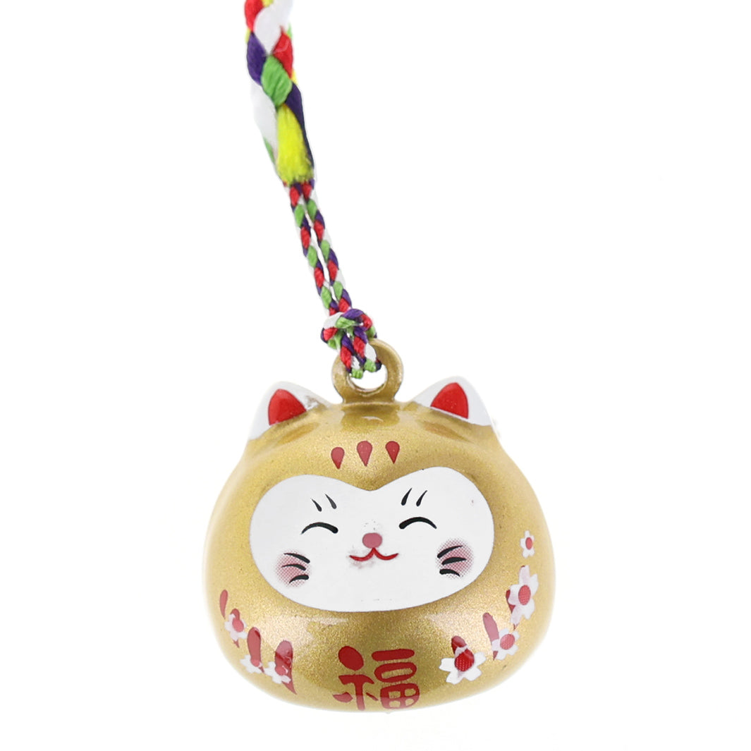 photo packshot zomée d'un porte-clefs en forme de daruma et de chat de couleur or