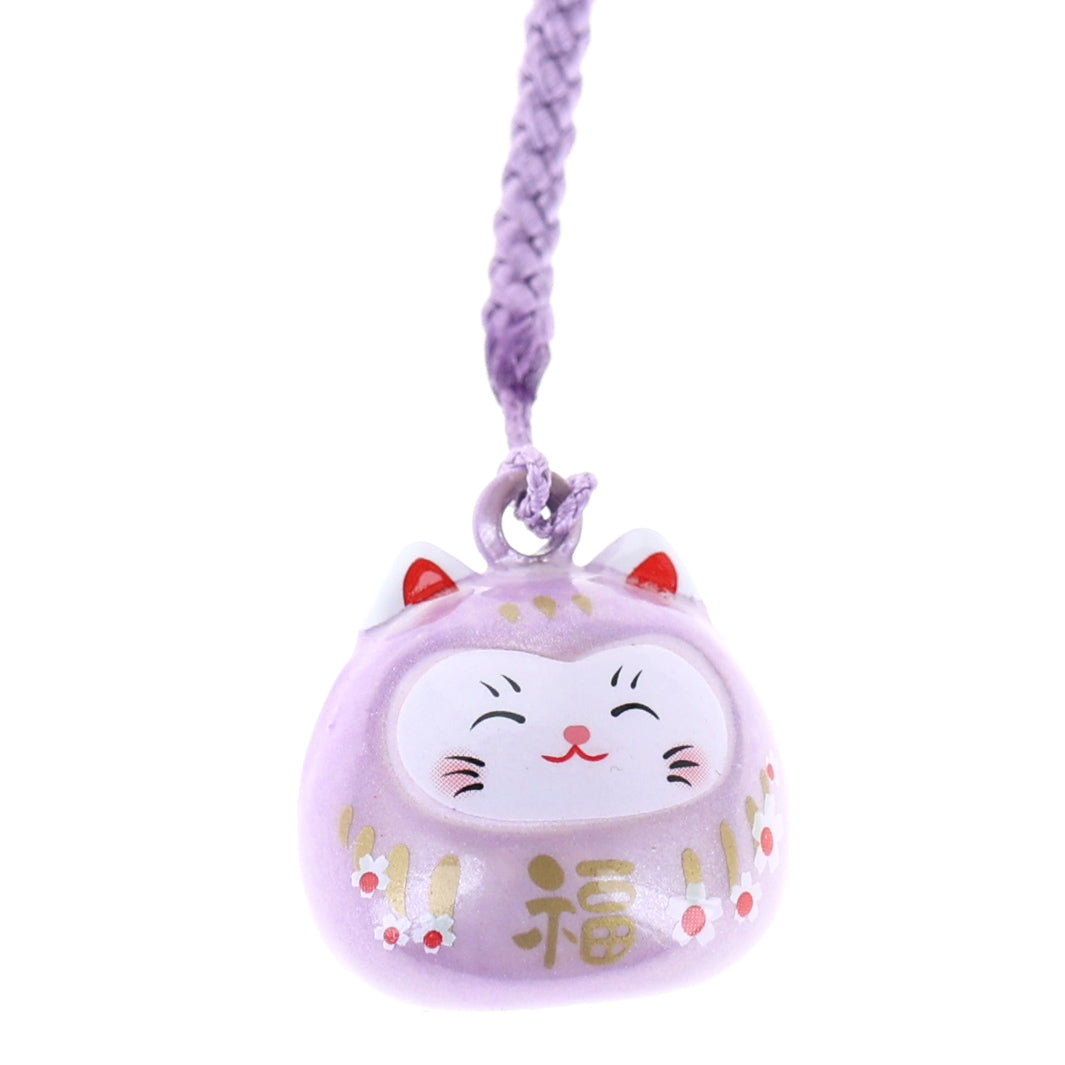 photo packshot zoomée d'un porte-clefs en forme de daruma et de chat de couleur violet lilas nacré