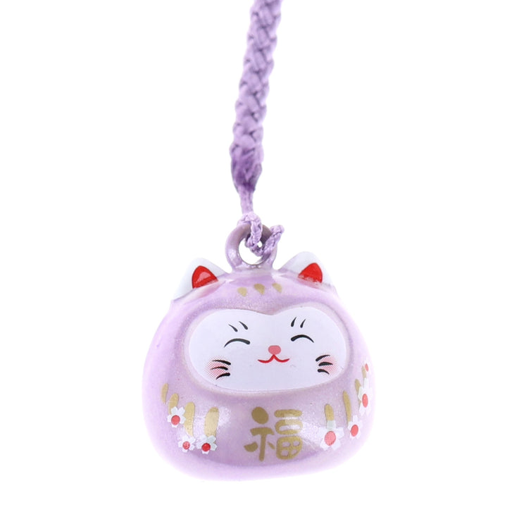 photo packshot zoomée d'un porte-clefs en forme de daruma et de chat de couleur violet lilas nacré