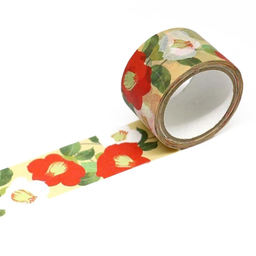photo packshot d'un masking tape au motifs de camélias dans les tons jaunes, rouges, blancs et verts