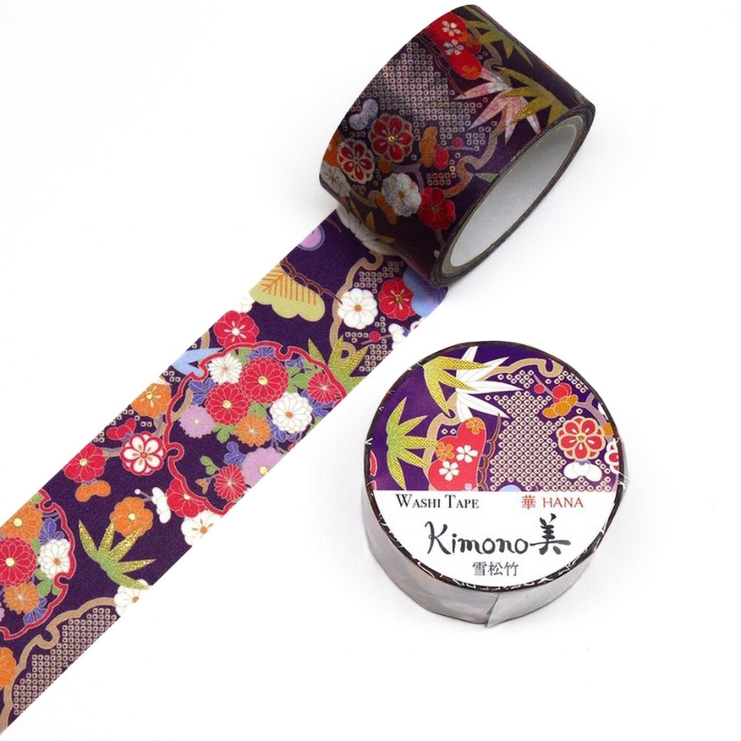 photo packshot d'un masking tape au motifs de chrysanthèmes, de pins et de bambous dans les tons violets, roses et verts