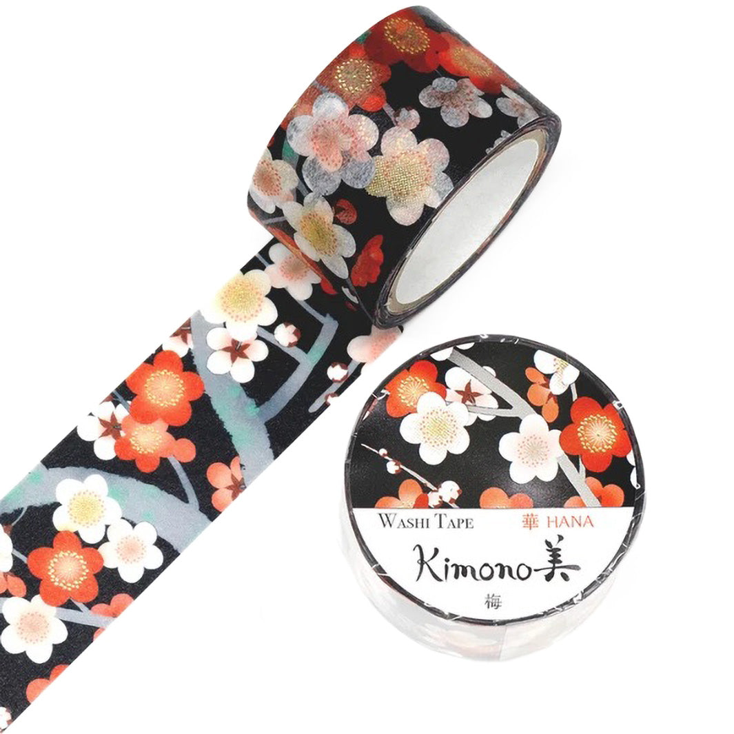 photo packshot d'un masking tape au motifs de fleurs de prunier dans les tons noirs, blancs et rouges