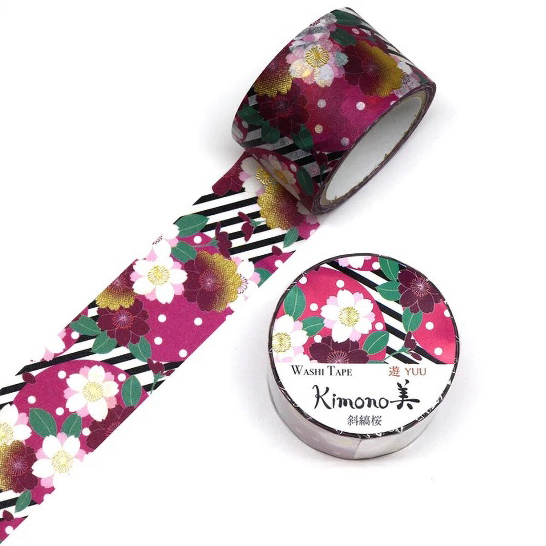 photo packshot d'un masking tape au motifs de fleurs de cerisier et de rayure dans les tons violets, noirs et verts