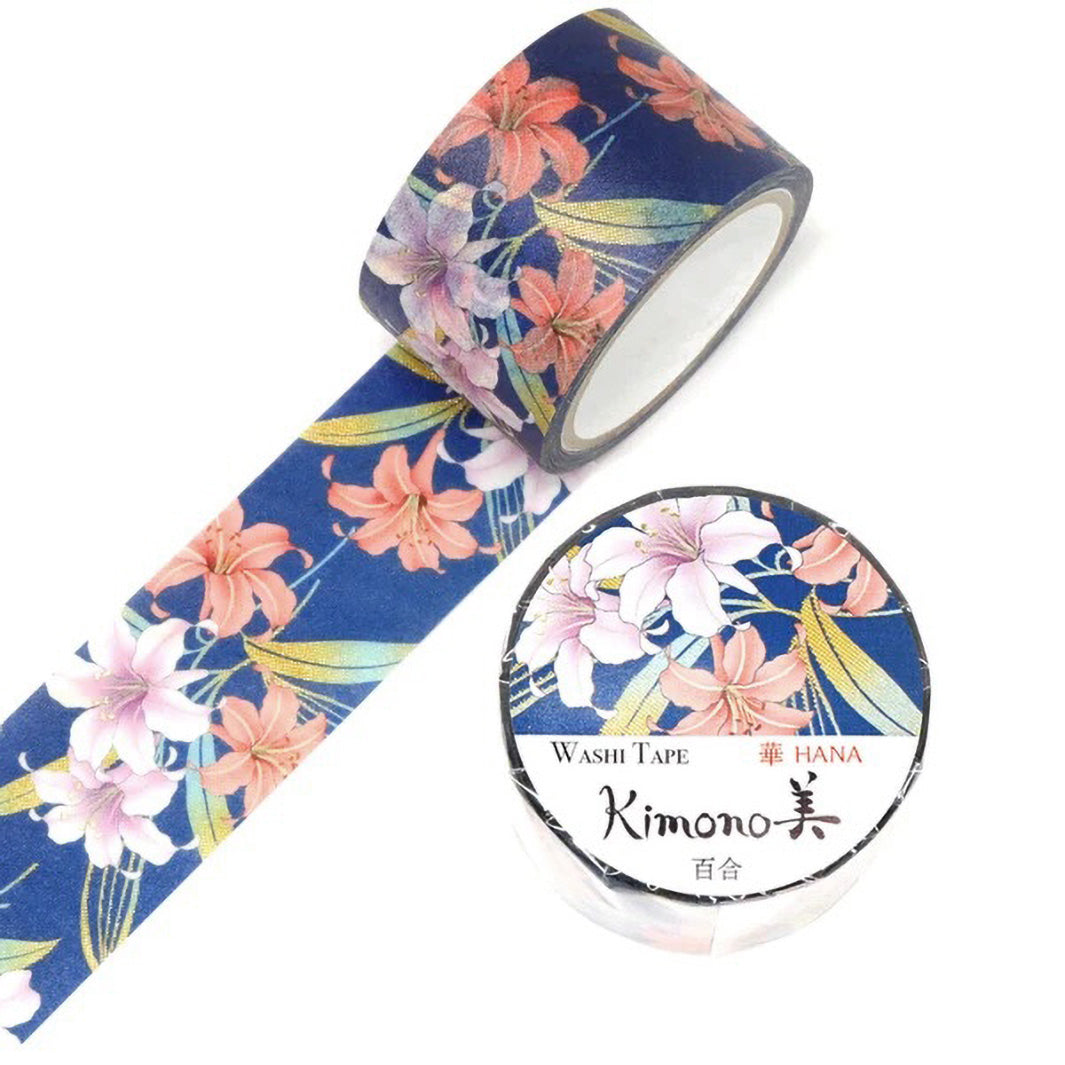 photo packshot d'un masking tape au motifs de lys dans les tons bleus, corail et mauve