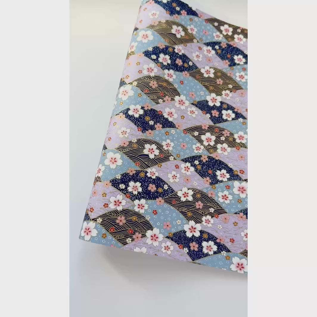 vidéo de démonstration du papier japonais yuzen chiyogami aux motifs de dunes, de vagues et de fleurs de cerisier dans les tons lilas, bleu gris et bleu marine, blancs, noirs et dorés adeline klam (M1030)