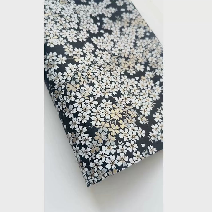 vidéo de démonstration du papier japonais yuzen chiyogami aux motifs de fleurs de cerisier dans les tons noirs, blancs et argentés adeline klam (M616)