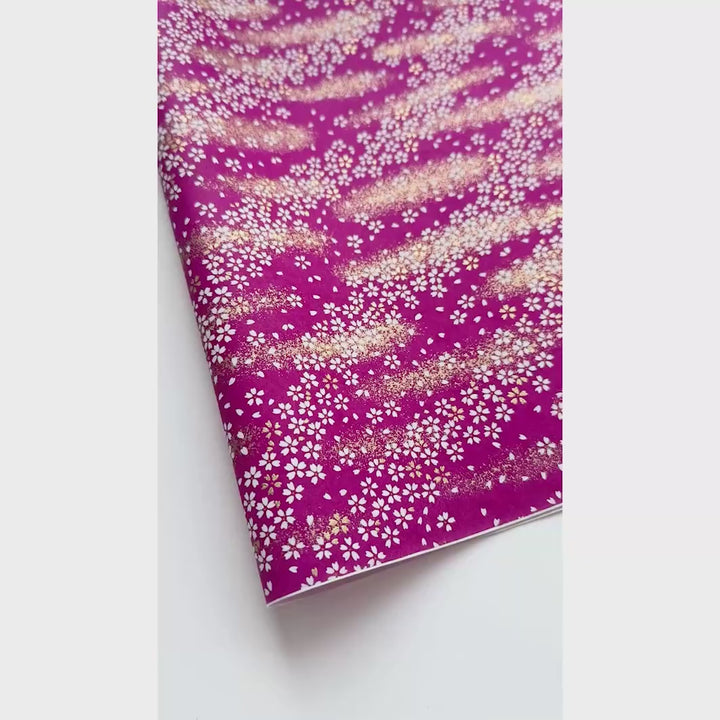 vidéo de démonstration du papier japonais yuzen chiyogami aux motifs de  fleurs au vent violet pourpre adeline klam (M985)