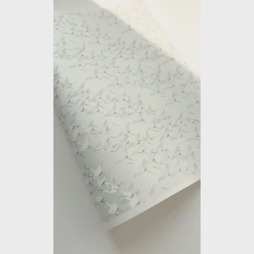vidéo de démonstration du papier japonais yuzen chiyogami aux motifs d'envolées de grues blanches sur fond gris clair nacré adeline klam (M387)