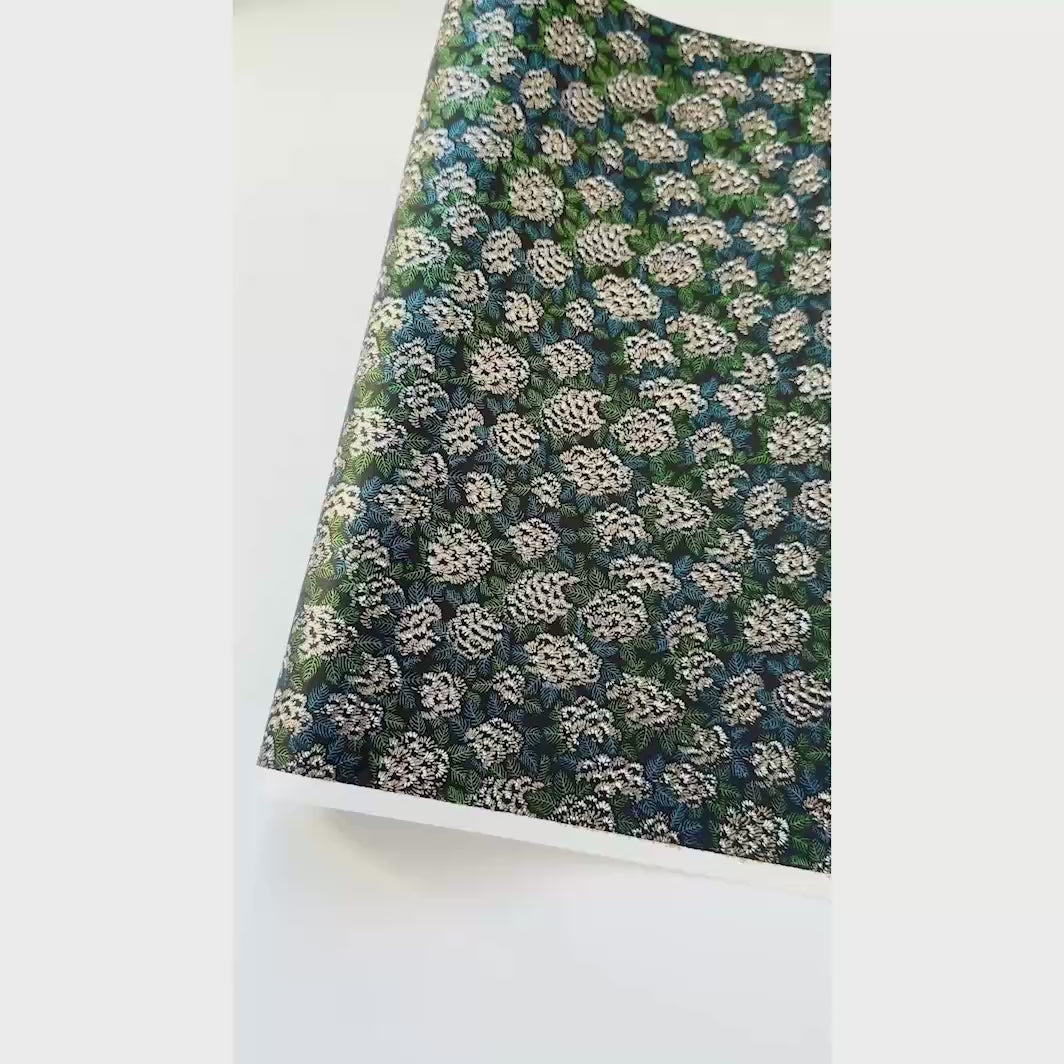 vidéo de démonstration du papier japonais yuzen chiyogami aux motifs de chrysanthème ajania dans les tons noirs, bleus, verts, dorés et agentés adeline klam (M1036