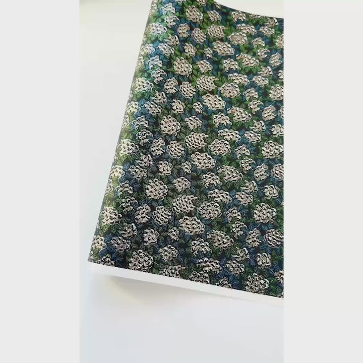 vidéo de démonstration du papier japonais yuzen chiyogami aux motifs de chrysanthème ajania dans les tons noirs, bleus, verts, dorés et agentés adeline klam (M1036
