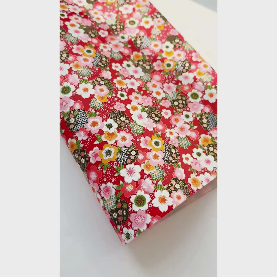 vidéo de démonstration du papier japonais yuzen chiyogami aux motifs de fleurs de cerisier traditionnelles sur fond rouge pâle adeline klam (M368)