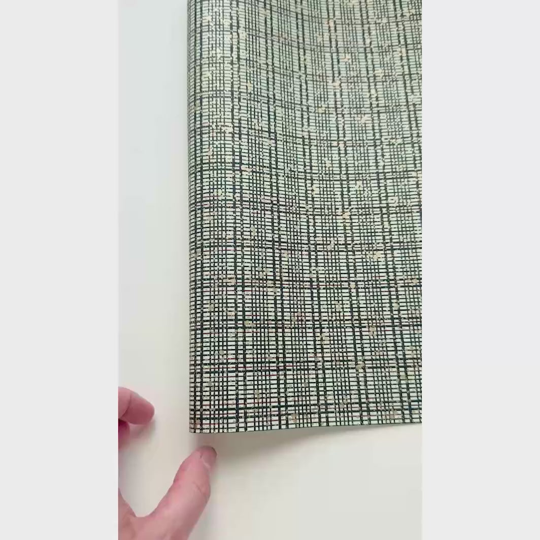 vidéo de démonstration du papier japonais yuzen chiyogami aux motifs de quadrillage et de paillettes dans les tons noirs, vert amande, rouge bordeaux et dorés adeline klam (M1022)