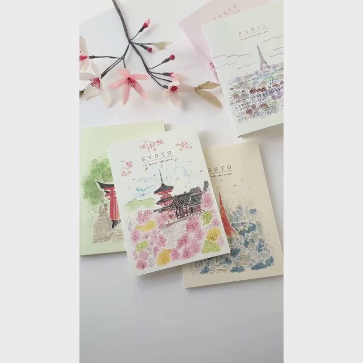 vidéo de présentation de l'intérieur des carnets de voyage format A5 illustrés de vues de tokyo, kyoto et paris de la collection l'après-midi de pansydaisy