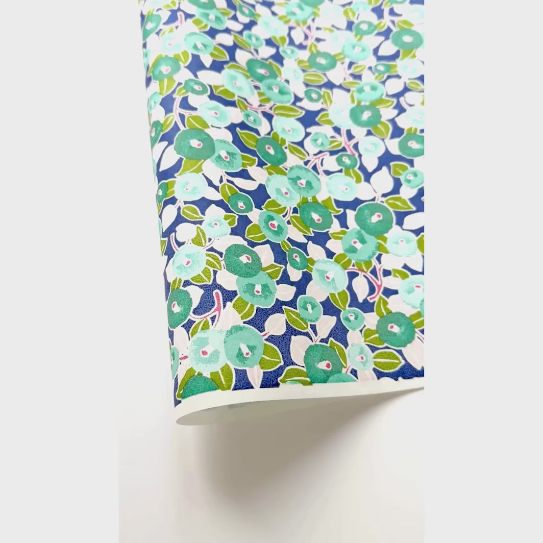 photo packshot d'une courbe de papier japonais yuzen chiyogami au motif de camélias dans les tons violet foncé, vert d'eau, rose pâle et fuchsia adeline klam (M801)