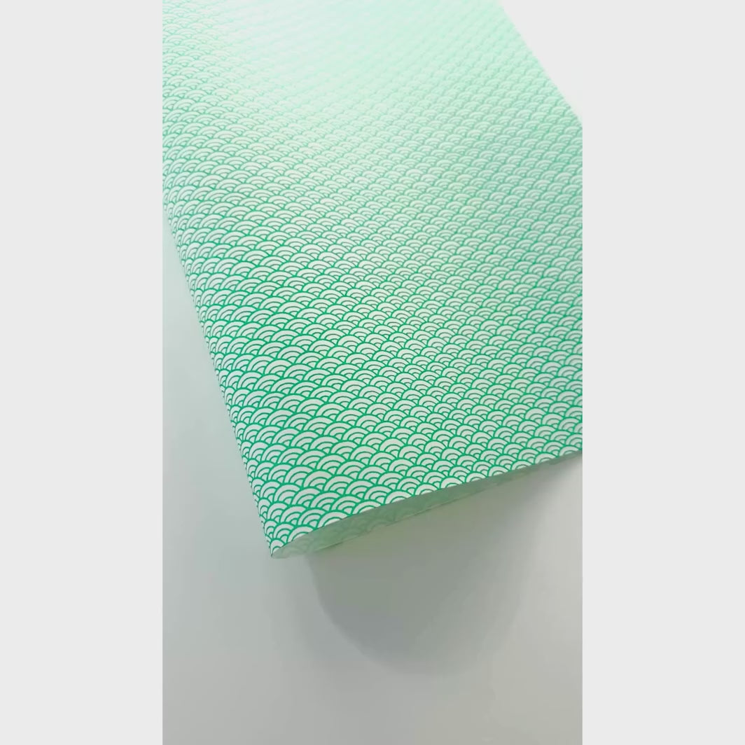vidéo de démonstration du papier japonais yuzen chiyogami aux motifs de petites vagues vert d'eau sur fond blanc adeline klam (M719)