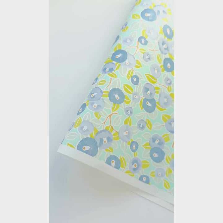 vidéo de démonstration du papier japonais yuzen chiyogami au motif de camélias dans les tons vert d'eau et anis, bleu gris et jaune moutarde adeline klam (M806)
