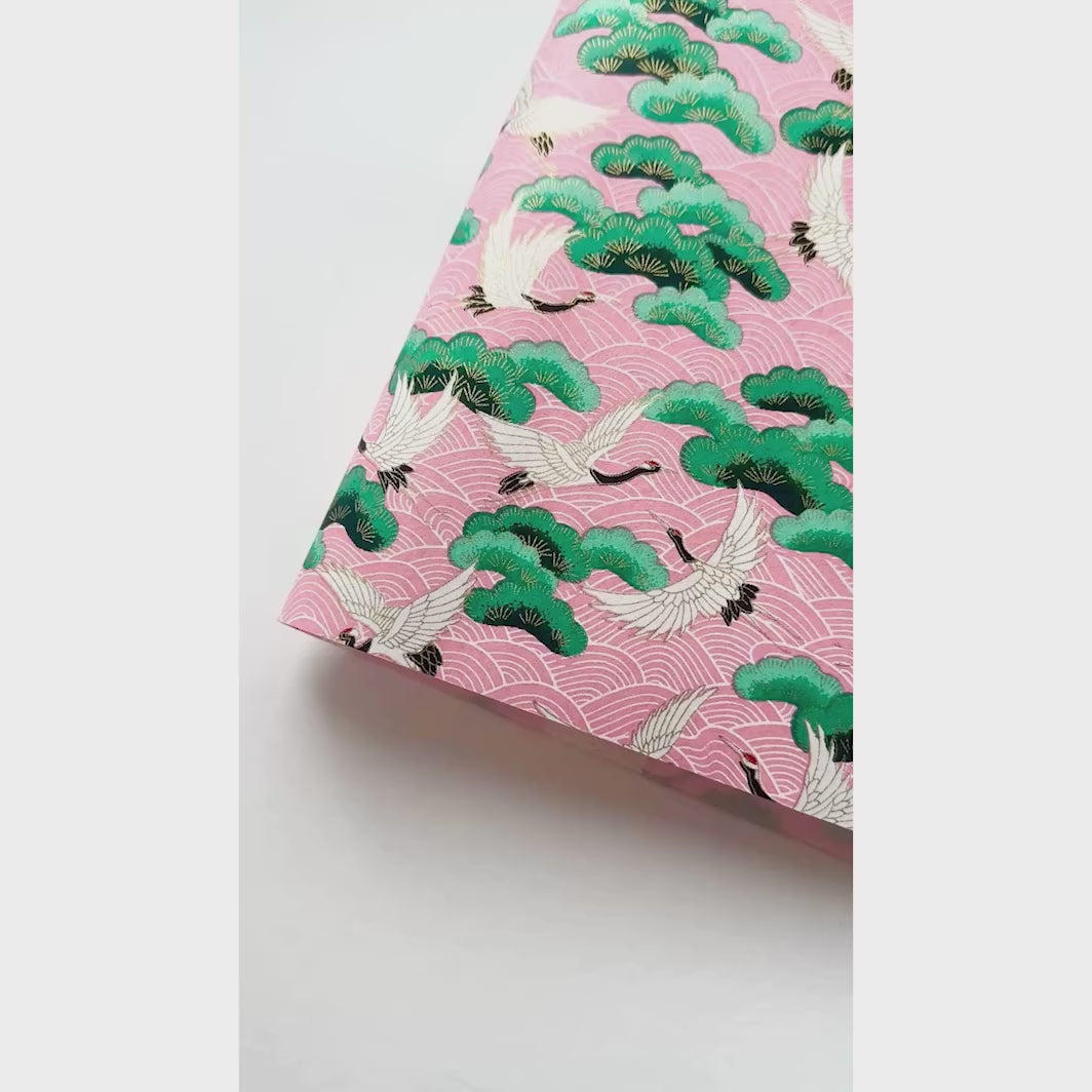 vidéo de démonstration du papier japonais yuzen chiyogami aux motifs de grues, de pins et de vagues dans les tons blanc crème, roses, vert moyen et foncé adeline klam (M686)