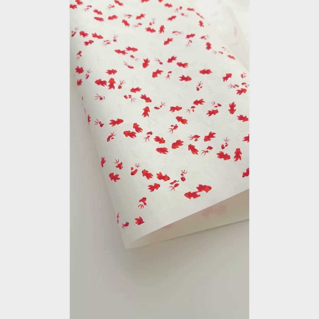 vidéo de démonstration du papier japonais yuzen chiyogami au motif de petits poissons rouge sur fond blanc nacré adeline klam (M613)