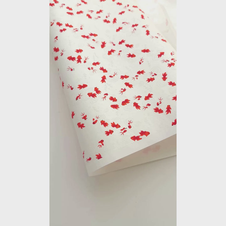 vidéo de démonstration du papier japonais yuzen chiyogami au motif de petits poissons rouge sur fond blanc nacré adeline klam (M613)