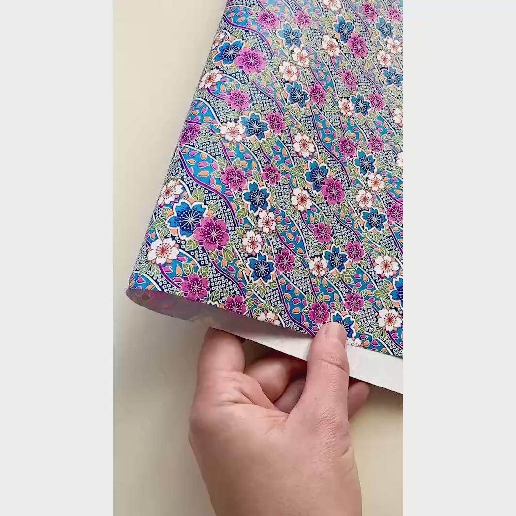 vidéo de démonstration du papier japonais yuzen chiyogami aux motifs d'ondulations fleuries dans les tons bleus, violets, corail, verts et blancs adeline klam (M508)