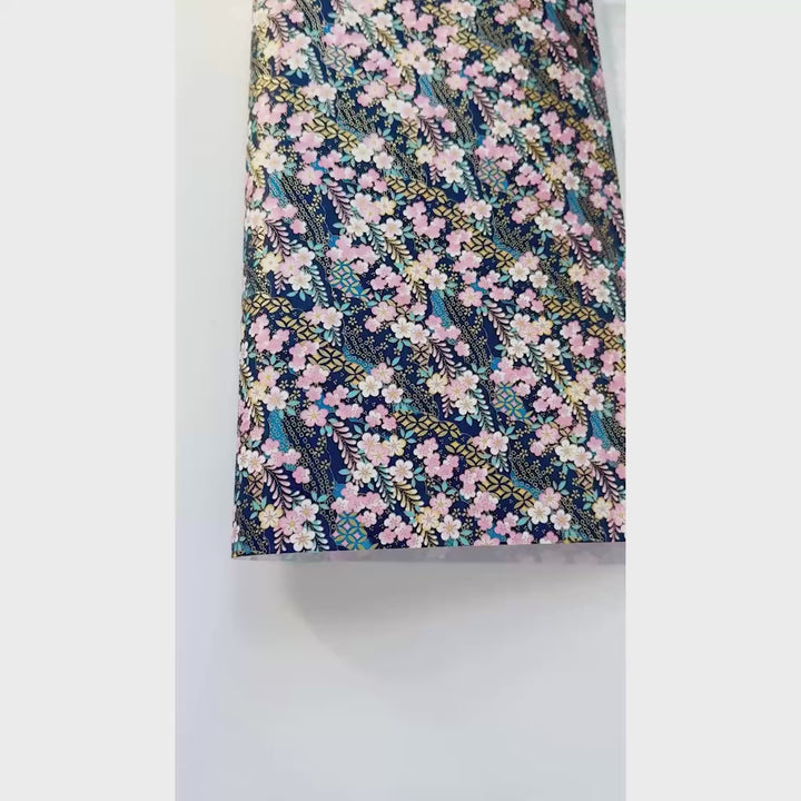 vidéo de démonstration du papier japonais yuzen chiyogami aux motifs de fleurs de prunier et de nuages à motifs dans les tons bleu marine et turquoise, rose clair et dorés adeline klam (M1032)