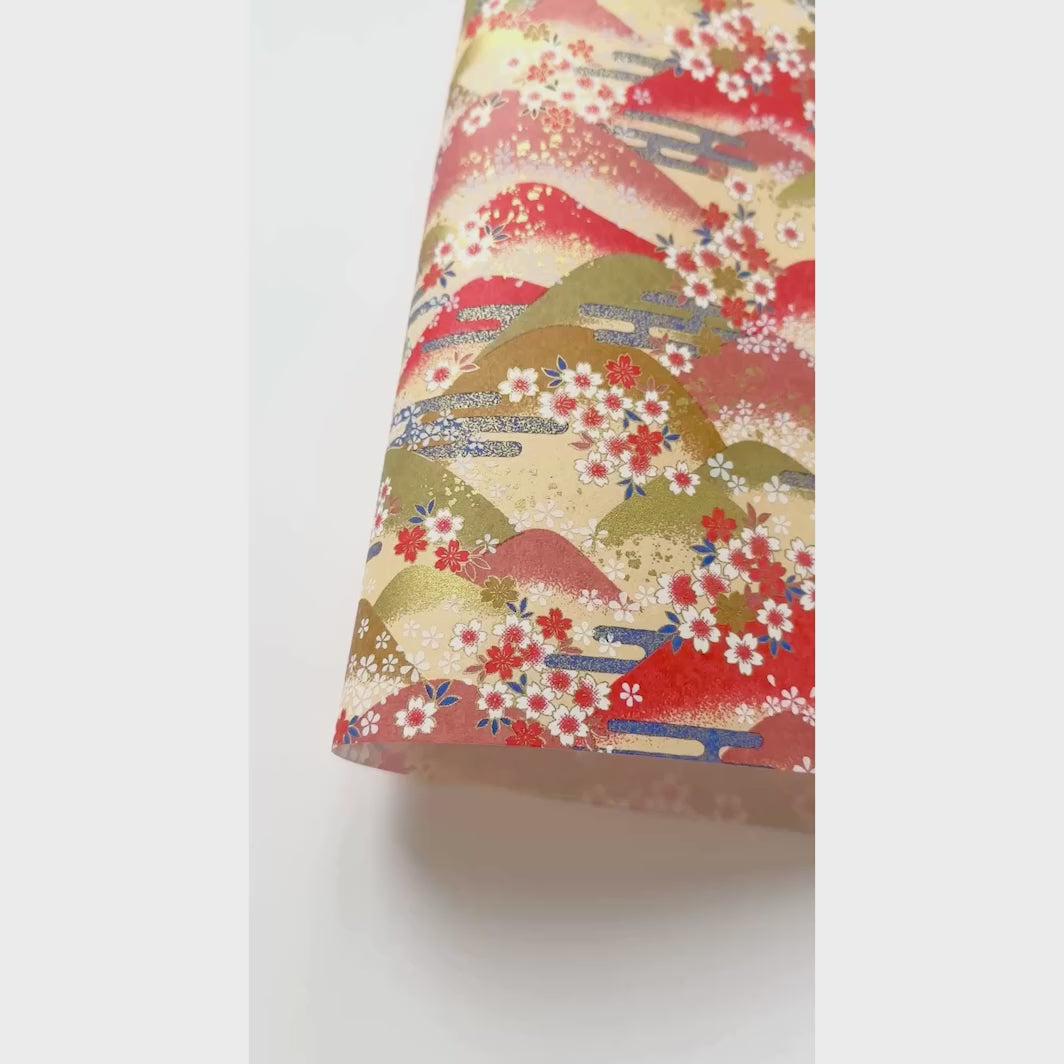 vidéo de démonstration du papier japonais yuzen chiyogami aux motifs de montagnes et de fleurs de cerisier dans les tons jaune pâle, rouge orange, vert mousse et bleus adeline klam (M761)