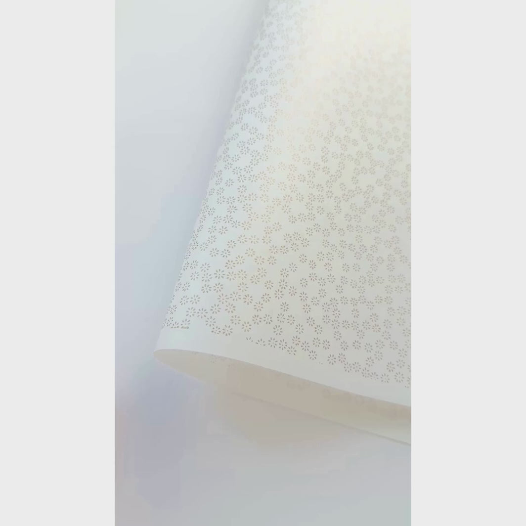 vidéo de démonstration du papier japonais yuzen chiyogami au motif de semi de fleurs dorées sur fond blanc crème adeline klam (M435)