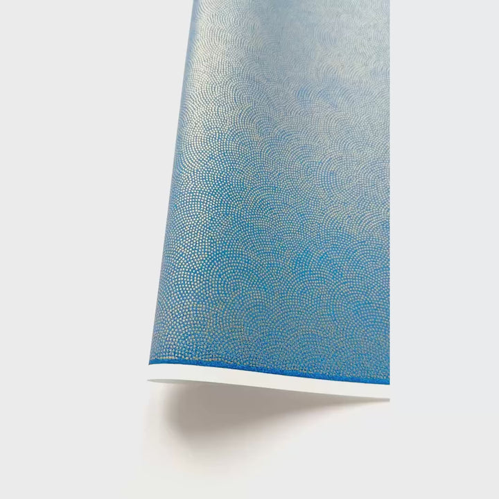 vidéo de démonstration du papier japonais yuzen chiyogami aux motifs de petits points dorés « samekomon » sur fond bleu gris foncé adeline klam (M711)