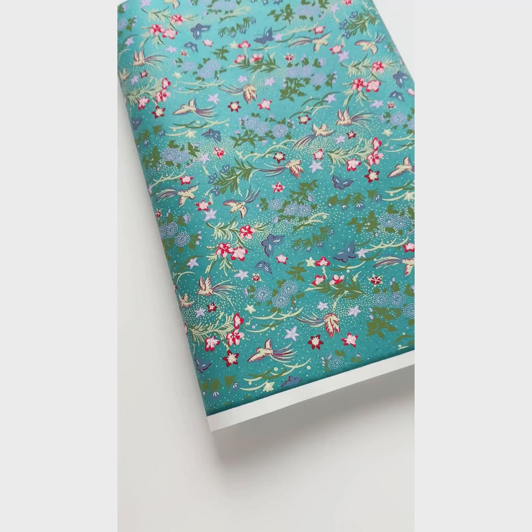 vidéo de démonstration du papier japonais yuzen chiyogami aux motifs de fleurs, d'oiseaux et de papillons dans les tons bleu canard, violets, vert clair et foncé, jaune pâle adeline klam (M1066)