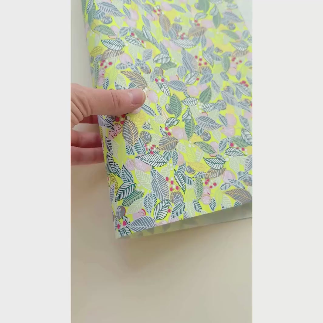 vidéo de démonstration du papier japonais yuzen chiyogami au motif de de feuilles, de baies et de fruits dans les tons vert acidulé, gris foncé et rose poudré adeline klam (M897)