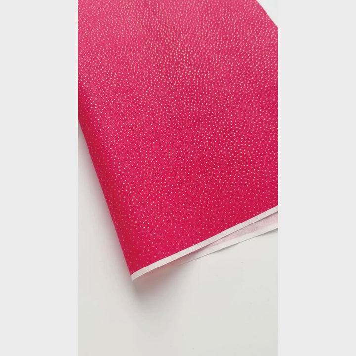 vidéo de démonstration du papier japonais yuzen chiyogami au motif de petits points dorés (neige) sur fond rouge rose vif adeline klam (M873)