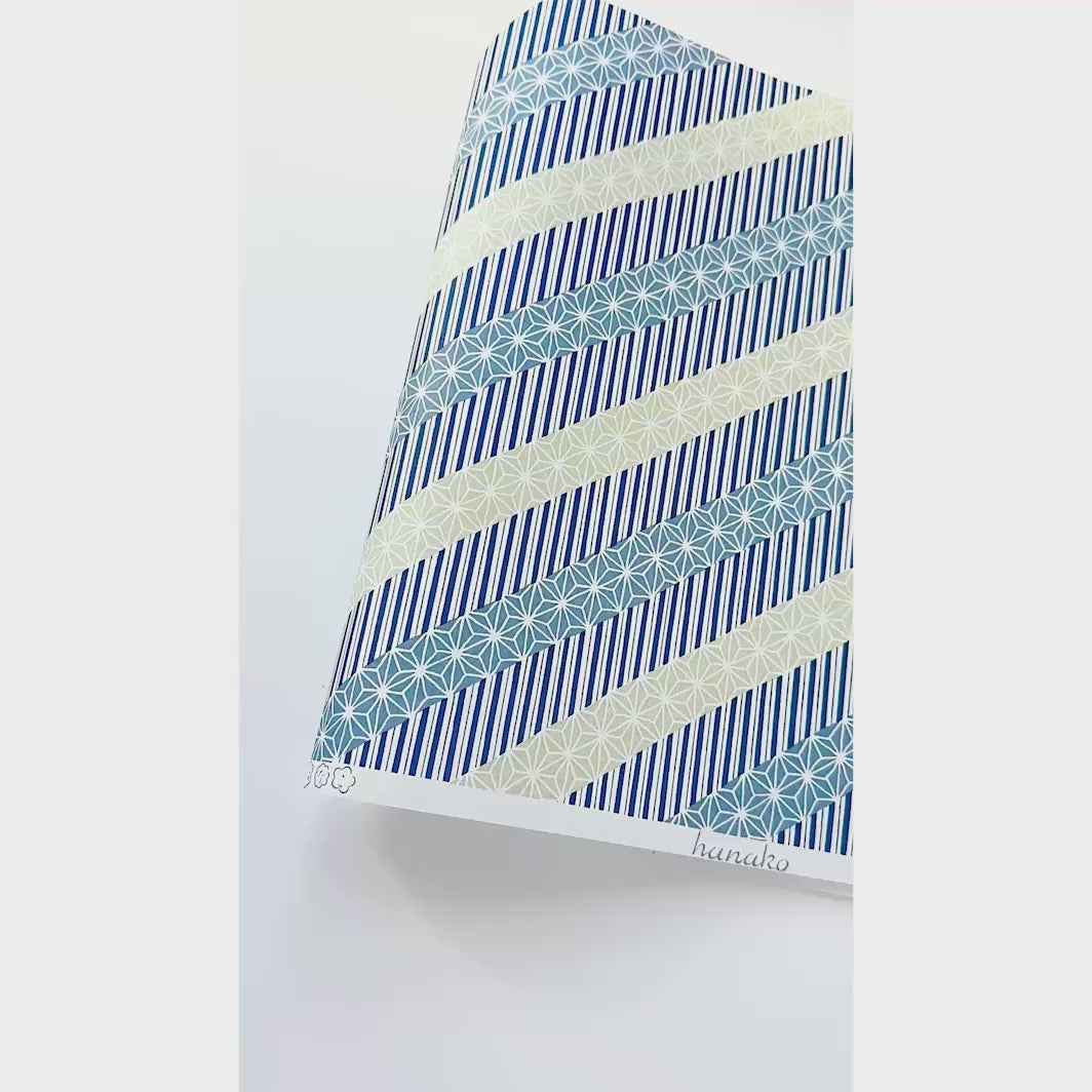 vidéo de démonstration du papier japonais yuzen chiyogami aux motifs de lignes épaisses et de grandes étoiles dans les tons doré clair, bleu gris et bleu marine adeline klam (M1028)