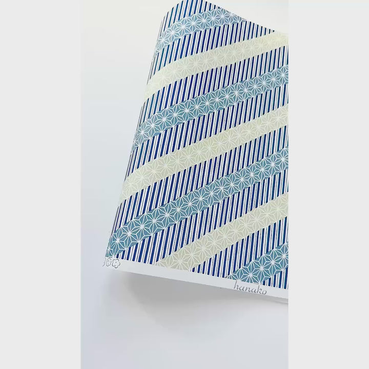 vidéo de démonstration du papier japonais yuzen chiyogami aux motifs de lignes épaisses et de grandes étoiles dans les tons doré clair, bleu gris et bleu marine adeline klam (M1028)