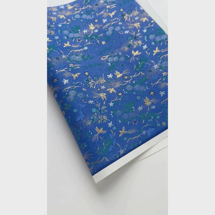 vidéo de démonstration du papier japonais yuzen chiyogami aux motifsde fleurs, d'oiseaux, de papillons dans les tons bleu foncé, verts, mauve, argentés et dorés adeline klam (M992)