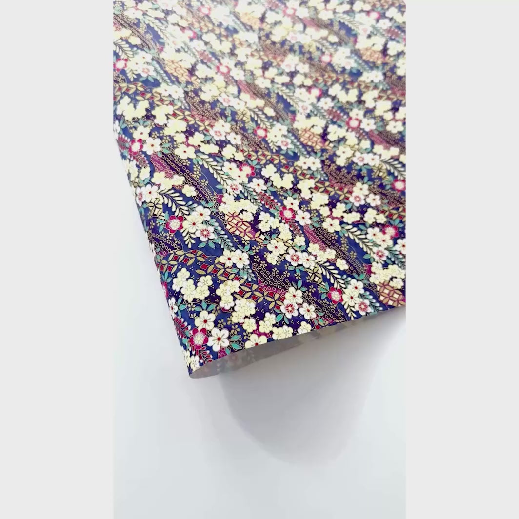 vidéo de démonstration du papier japonais yuzen chiyogami aux motifs de fleurs de prunier et de nuages dans les tons jaune pâle, magenta, violet mauve, bleu turquoise et dorés adeline klam (M1020)