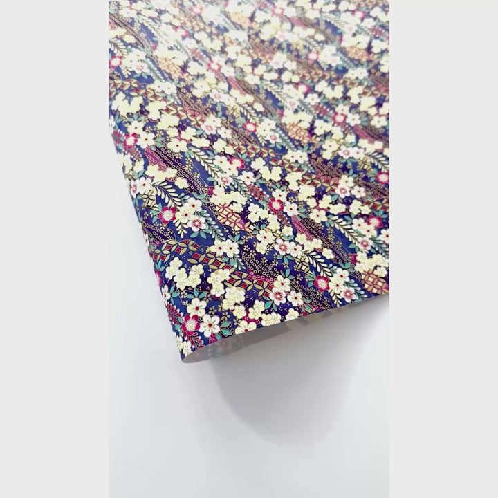 vidéo de démonstration du papier japonais yuzen chiyogami aux motifs de fleurs de prunier et de nuages dans les tons jaune pâle, magenta, violet mauve, bleu turquoise et dorés adeline klam (M1020)
