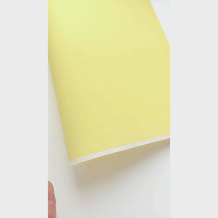 vidéo de démonstration du papier japonais yuzen chiyogami uni de couleur jaune pâle adeline klam (U528)