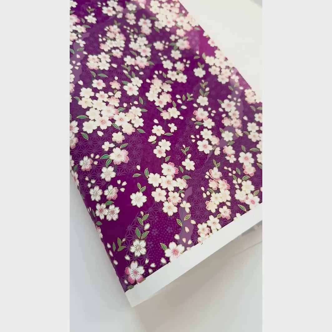 vidéo de démonstration du papier japonais yuzen chiyogami aux motifs de fleurs de cerisier et de motifs variés sur fond violet prune adeline klam (M662)