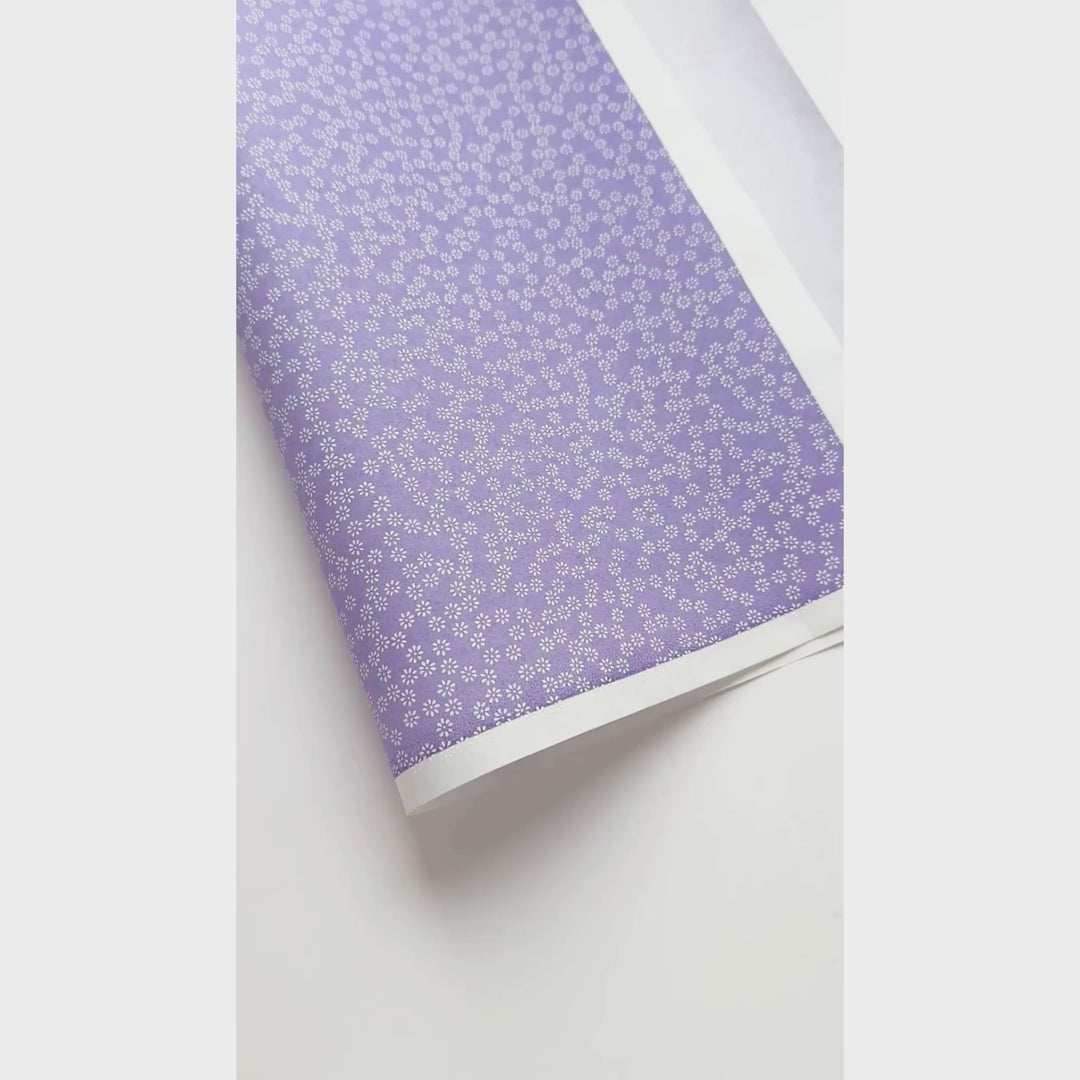 vidéo de démonstration du papier japonais yuzen chiyogami aux motifs de semi de fleurs blanches sur fond violet adeline klam (M1071)