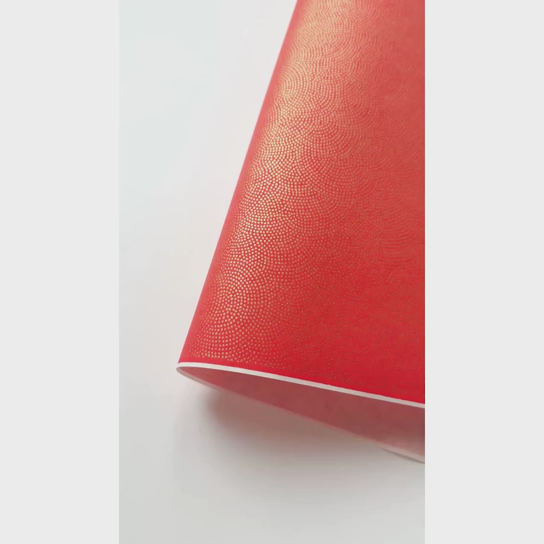 vidéo de démonstration du papier japonais yuzen chiyogami aux motifs samekomon doré sur fond saumon orangé adeline klam (M709)